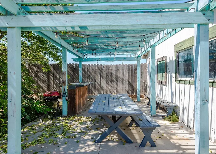 Den Street Cottage
