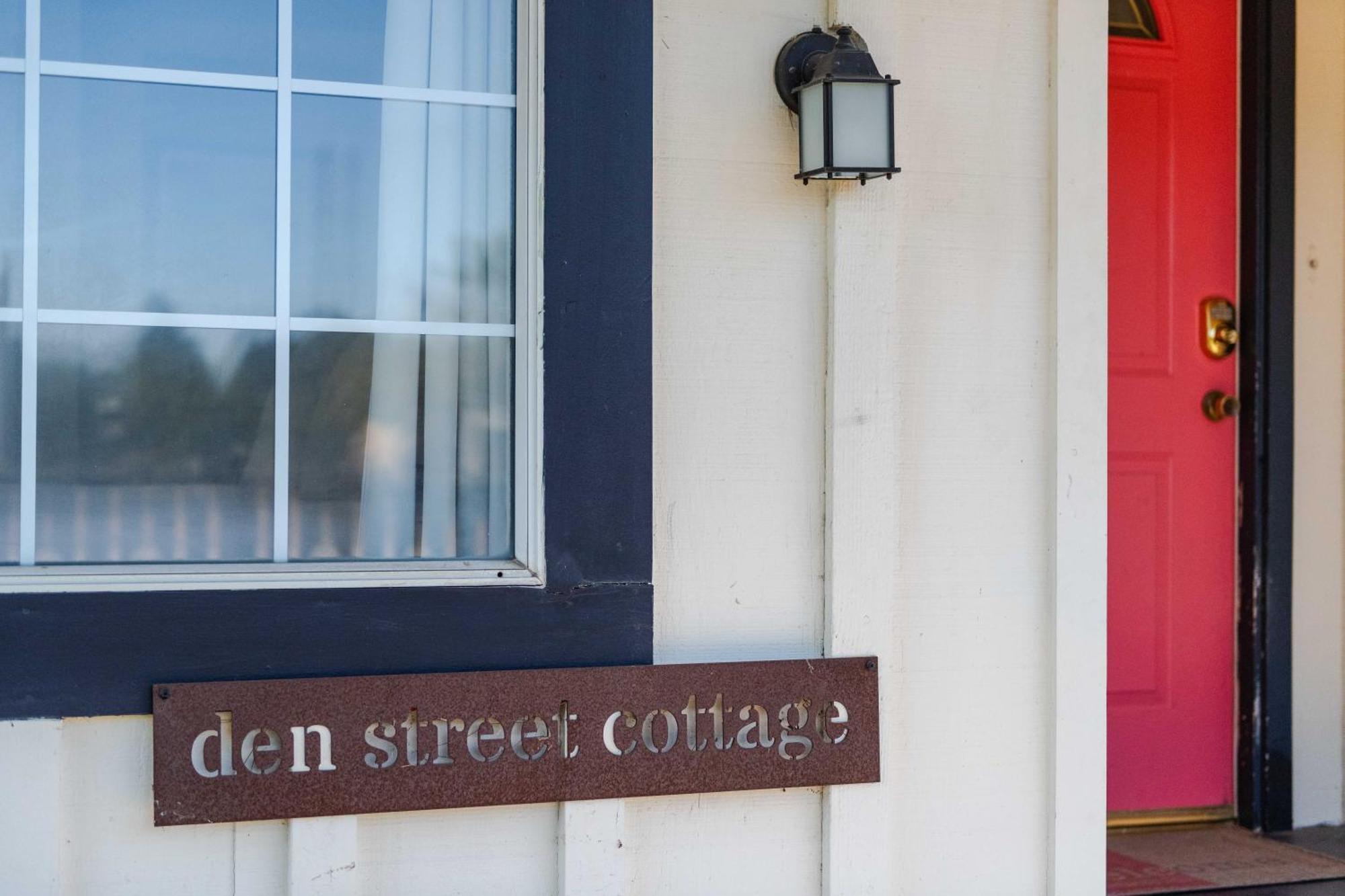 Den Street * Los Alamos